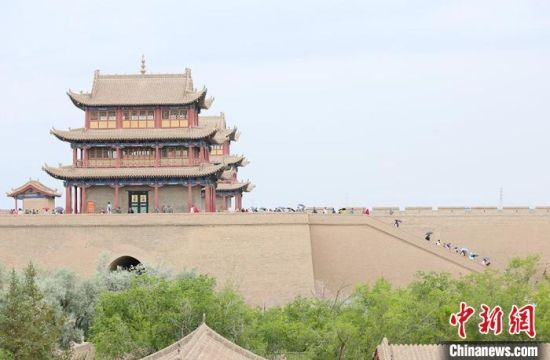 歷經(jīng)數(shù)十載保護(hù)修繕的古老關(guān)城得以延年益壽，成為了海內(nèi)外游客“絲路游”的必經(jīng)打卡地?！「哒?攝