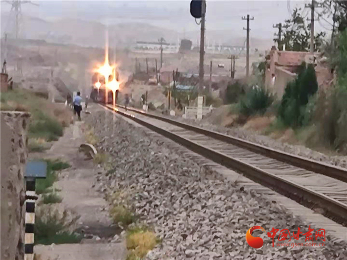 驚險！火車來臨小男孩鐵路上玩耍 蘭鐵民警飛奔將其救下