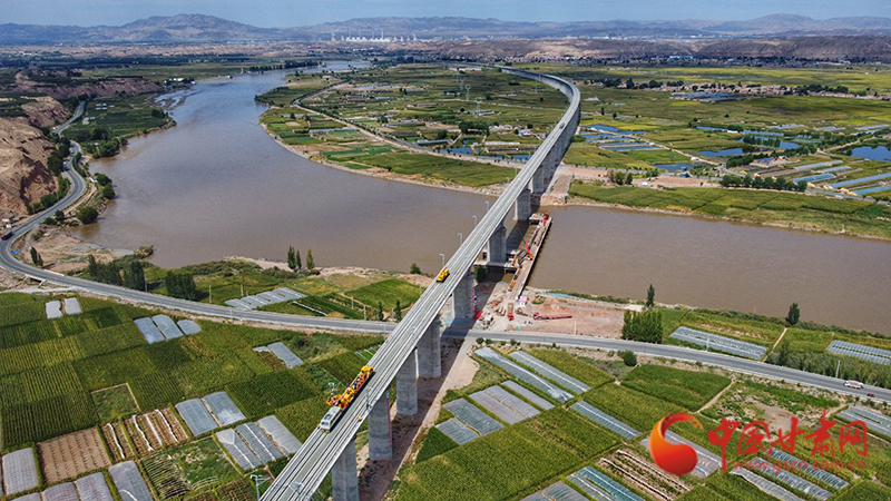 【隴拍客】直擊現(xiàn)場！看中蘭鐵路首條接觸網(wǎng)導(dǎo)線如何架設(shè)