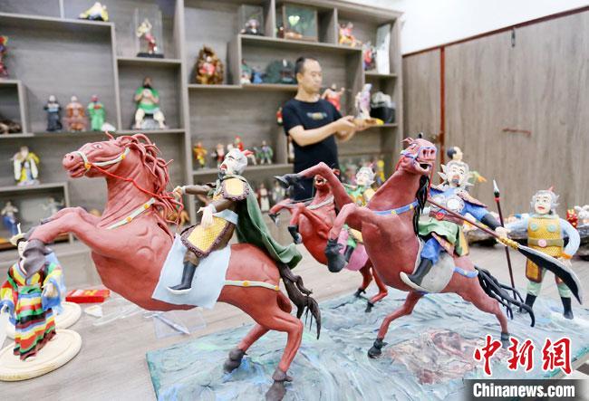 安秋平是成州面塑第五代傳承人，也是當?shù)匚ㄒ粓允孛嫠苤谱鞯娜恕！「哒?攝