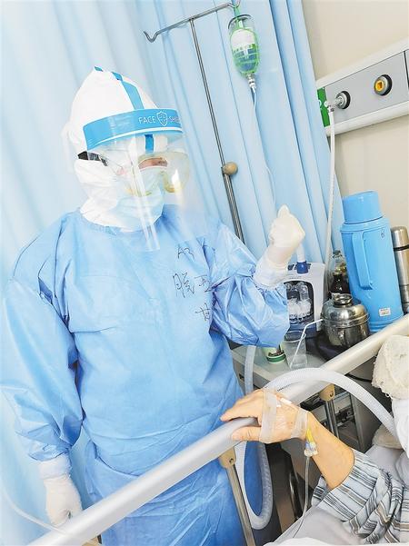 白衣天使 逆風(fēng)綻放——記第48屆南丁格爾獎(jiǎng)獲得者、慶陽(yáng)市人民醫(yī)院重癥監(jiān)護(hù)室護(hù)士長(zhǎng)脫亞莉