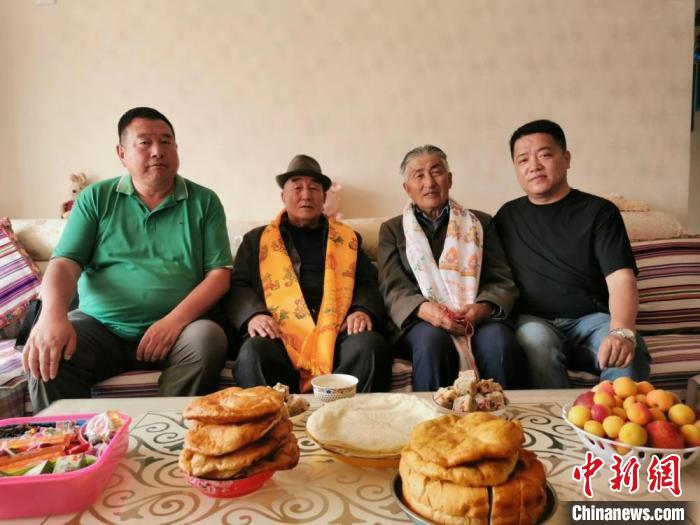 圖為張輝剛(右一)拜訪甘肅肅南縣裕固族德高望重的老人。(資料圖) 張輝剛供圖