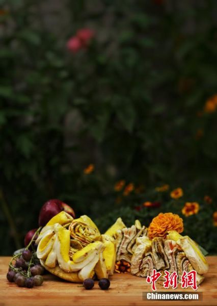 圖為做好的月餅，狀似玫瑰，切開后層層疊疊，色彩斑斕。張文 攝