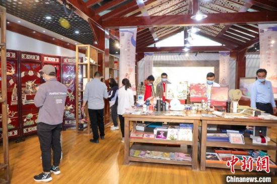圖為甘肅“一會(huì)一節(jié)”期間，位于敦煌的天水市展館中，民眾觀賞文創(chuàng)產(chǎn)品。　甘肅省文化和旅游廳供圖