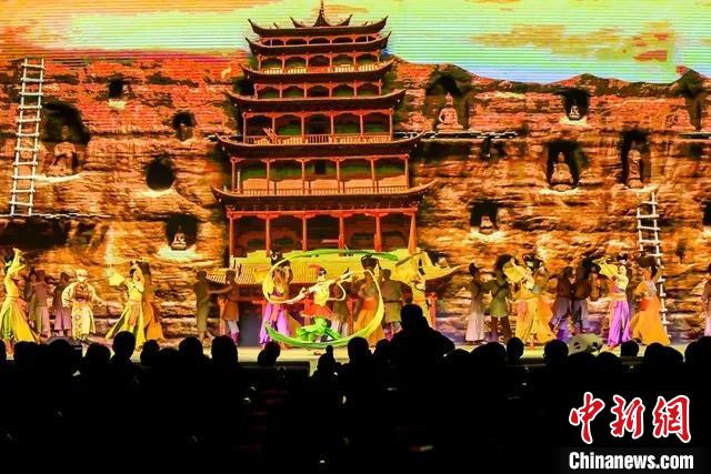 開幕式文藝展示“相約敦煌”，通過數(shù)字技術(shù)將莫高窟“搬到”演出現(xiàn)場(chǎng)?！「拭C省文化和旅游廳供圖