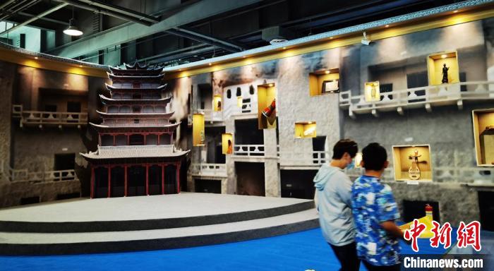 該展覽還借助科技手段，復(fù)原“藏經(jīng)洞”場景，將莫高窟“搬進(jìn)”展廳。　丁思 攝