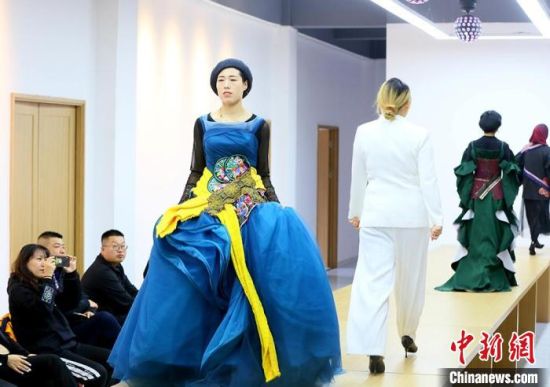 東鄉(xiāng)繡娘在T臺走秀?！「哒?攝