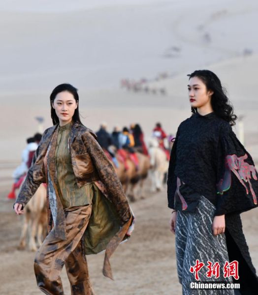 圖為敦煌服裝秀展示。 殷春永 攝