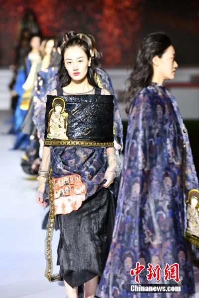 圖為敦煌服裝秀展示。 殷春永 攝