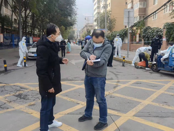 蘭州市紀(jì)委監(jiān)委干部下沉一線詳細(xì)詢問疫情防控情況。.jpg