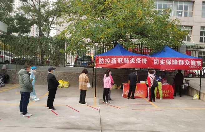 城關(guān)區(qū)紀(jì)委監(jiān)委各監(jiān)督檢查組督促各街道核酸檢測點(diǎn)落實“一米線”制度。.jpg
