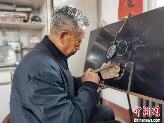 圖為陶世清在創(chuàng)作中。　楊娜 攝