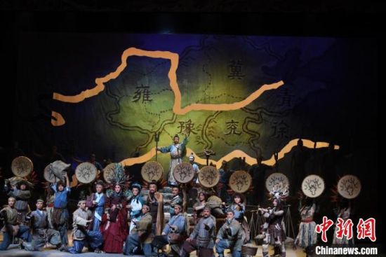 作為隴劇“梅花”，雷通霞在《大禹治水》中甘當“綠葉”，該劇推出后，反響十分熱烈。(資料圖) 楊艷敏 攝