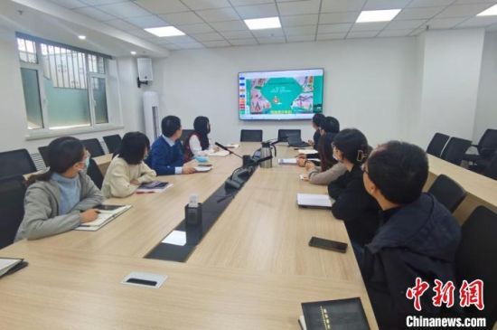 圖為甘肅教育出版社《寫給青少年的敦煌故事》叢書項(xiàng)目組，探討圖書封面設(shè)計(jì)?！￠Z姣 攝