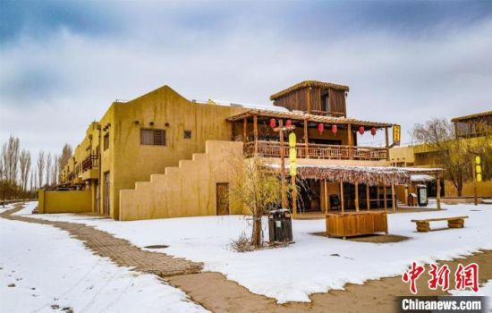 雪落敦煌月牙泉小鎮(zhèn)?！⊥醣筱y 攝