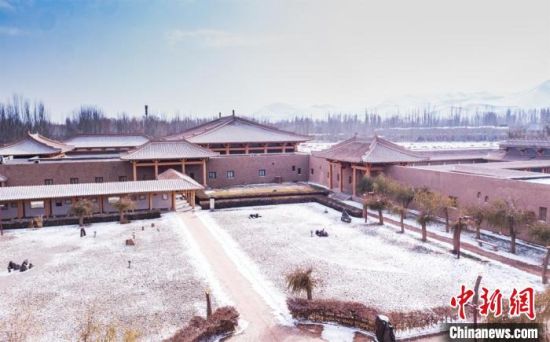 圖為雪落大漠古堡——敦煌山莊。　王斌銀 攝
