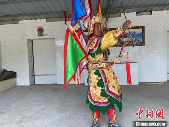 圖為完代才讓在外木村戲臺出演?！∷巫雨?攝