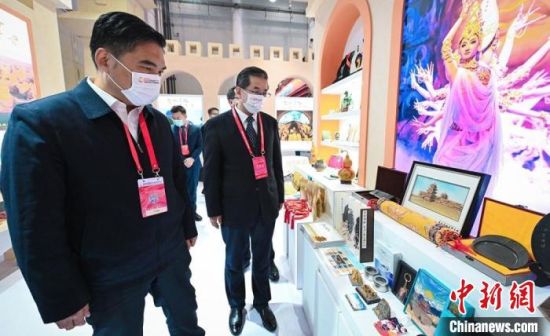 圖為甘肅省副省長孫雪濤(左)與甘肅省文化和旅游廳廳長陳衛(wèi)中(右)一同參觀“甘肅館”?！「拭C省文化和旅游廳供圖