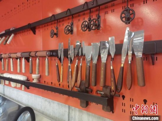 圖為徐晉林制作雕版敦煌壁畫所用工具?！￠Z姣 攝
