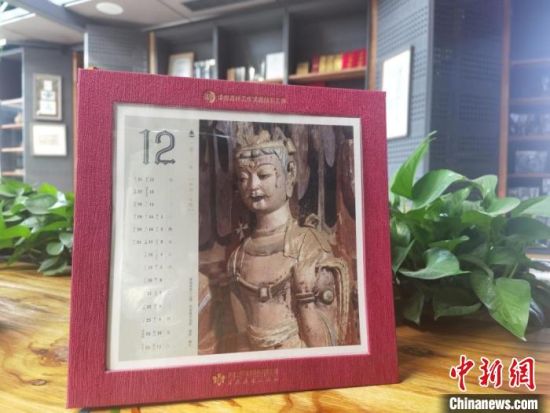 圖為徐晉林制作的敦煌題材的手工書《走進沙漠敦煌——莫高窟與藏書票藝術》，深受讀者喜愛。　閆姣 攝