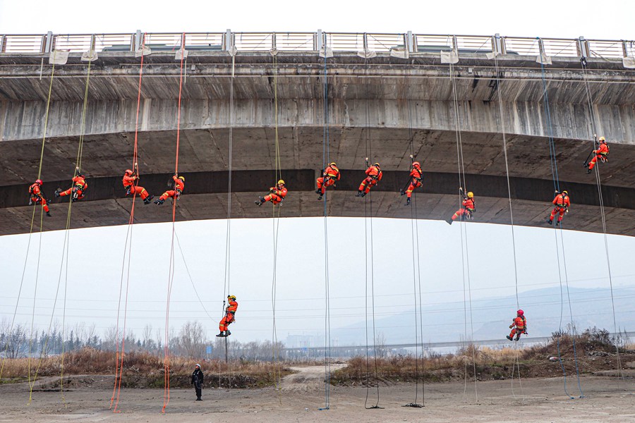 硬核！甘肅天水森林消防員百米高空練技能
