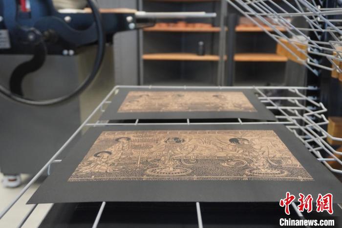 圖為徐晉林工作室制作的雕版敦煌壁畫印刷成品展示?！【琶赖┰?　攝