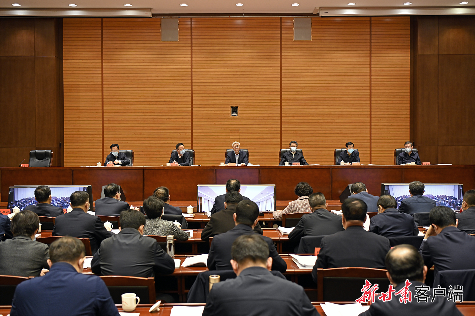 尹弘在省委農(nóng)村工作領(lǐng)導(dǎo)小組會(huì)議上強(qiáng)調(diào)：以深厚為民情懷鞏固拓展脫貧攻堅(jiān)成果，用高度負(fù)責(zé)精神扎實(shí)做好備考迎評(píng)工作