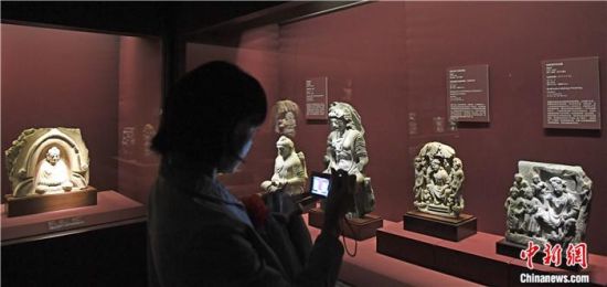 2018年8月，《平山郁夫的絲路世界——平山郁夫絲綢之路美術(shù)館文物展》在甘肅敦煌莫高窟開(kāi)展。中新社記者 楊艷敏 攝