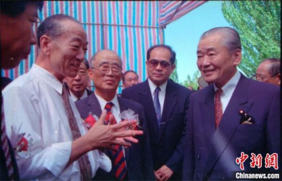1994年8月，時(shí)任日本首相竹下登(右一)與時(shí)任敦煌研究院院長(zhǎng)段文杰在莫高窟親切交談。中新社發(fā) 婁婕 供圖