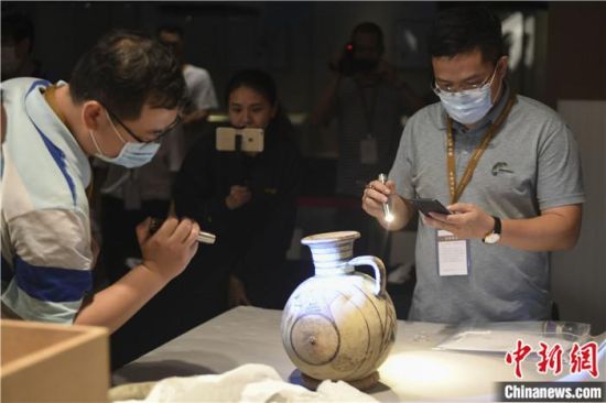2020年6月，在長(zhǎng)沙博物館舉行“從地中海到中國(guó)：絲路寶藏——平山郁夫絲綢之路美術(shù)館藏文物展”前，專(zhuān)家開(kāi)箱鑒定文物。中新社記者 楊華峰 攝