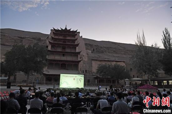 2018年8月，在敦煌莫高窟標(biāo)志性建筑“九層樓”前，《回顧平山郁夫先生的貢獻(xiàn)》座談會(huì)舉行。來(lái)自中日兩國(guó)的專(zhuān)家、學(xué)者共同懷念這位情系敦煌數(shù)十載的繪畫(huà)巨匠、中日友好的文化使者、世界文化遺產(chǎn)的守護(hù)者。中新社記者 楊艷敏 攝