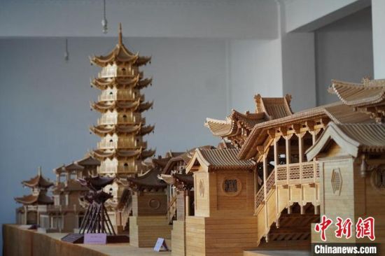 圖為古建筑模型制作技藝傳習(xí)所展廳內(nèi)的微縮古建筑作品?！【琶赖┰?　攝