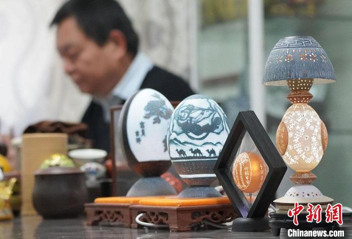 圖為吳義澤完成的蛋雕作品?！【琶赖ぴ?攝