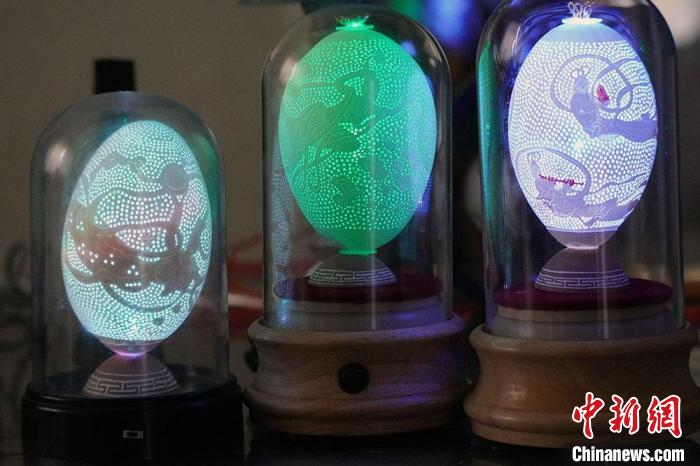 圖為以敦煌飛天為元素的蛋雕作品?！【琶赖ぴ?攝