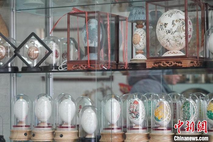 圖為吳義澤收藏柜內(nèi)的蛋雕作品?！【琶赖ぴ?攝