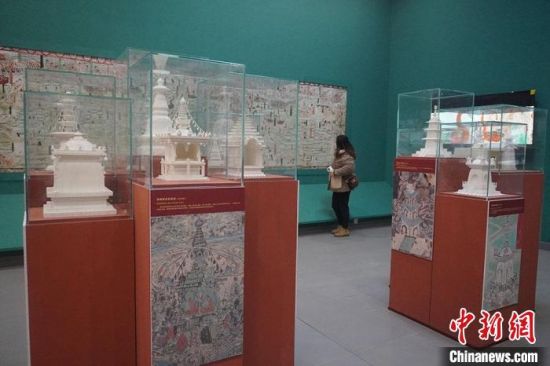 圖為觀眾欣賞數(shù)字復(fù)制壁畫?！【琶赖┰?攝