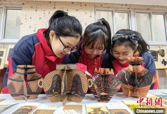 圖為學(xué)生用紙創(chuàng)作的立體彩陶。　劉玉桃 攝