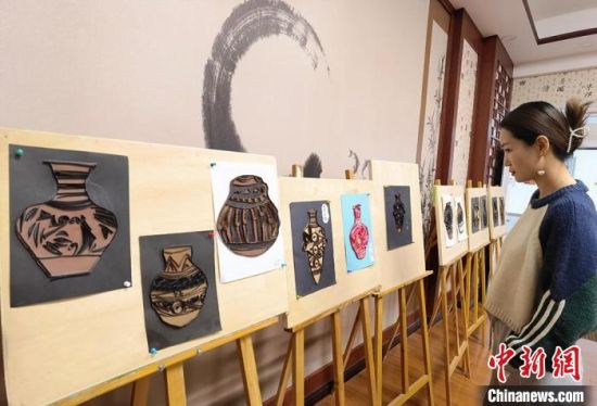 圖為學(xué)生用衍紙材料制作的彩陶紋飾。　劉玉桃 攝