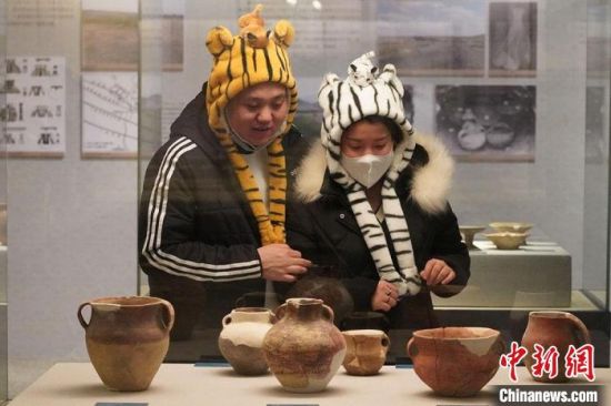 圖為市民戴虎頭帽在博物館內(nèi)參觀。九美旦增 攝