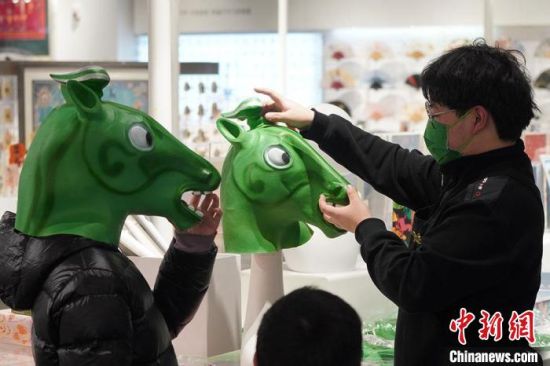 圖為“神馬來了”銅奔馬頭套?！【琶赖┰?攝