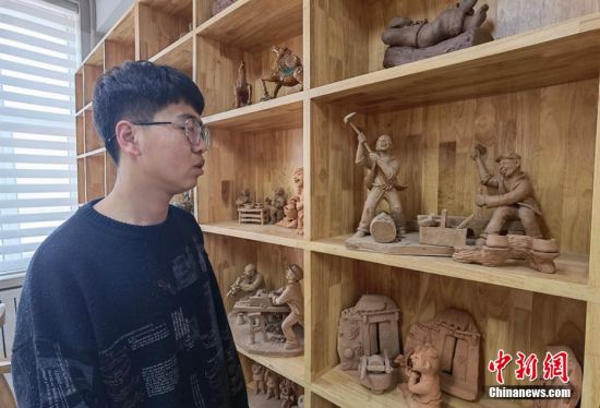 圖為學生介紹作品。 劉玉桃 攝