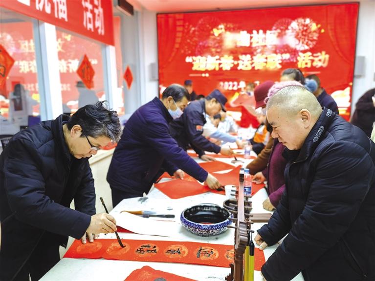蘭州新區(qū)開展“墨香四溢送春聯(lián)·情暖文曲送祝?！被顒?dòng)