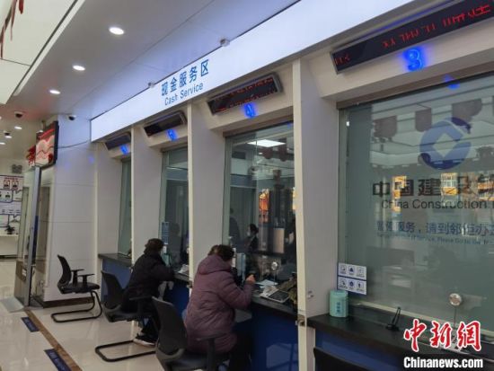 圖為蘭州市民在銀行兌換新鈔?！⌒煅?攝