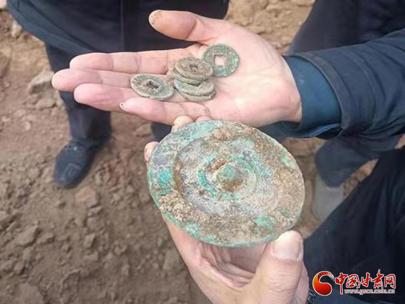 甘肅靈臺：山體滑坡處現(xiàn)漢代古墓 警方及時保護(hù)助考古挖掘