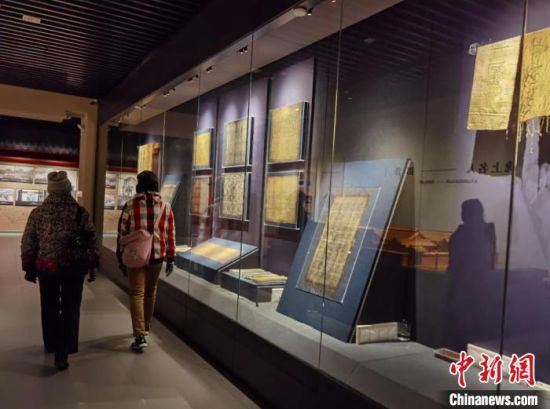 圖為蘭州市民參觀博物館展品?！⌒煅?攝