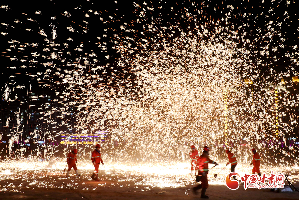 【隴拍客】炫彩奪目！非遺絕技永靖王氏“打鐵花”綻放夜空引關(guān)注
