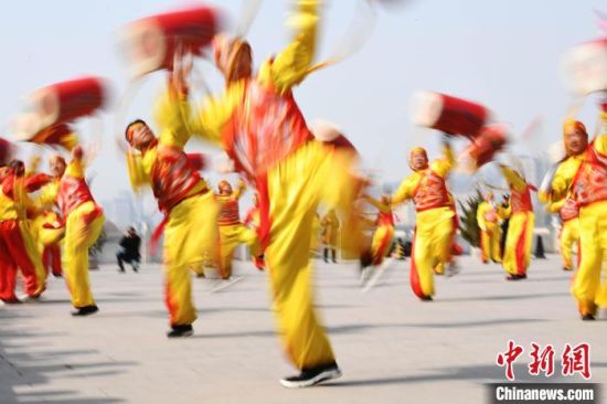 2019年2月19日，演員在黃河岸邊的蘭州水車博覽園內(nèi)進(jìn)行太平鼓表演，歡慶元宵佳節(jié)。(資料圖) 　楊艷敏 攝