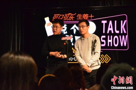 圖為脫口秀演員搭檔表演?！钅?攝