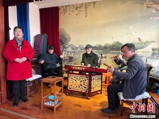 圖為蘭州鼓子表演者王常玉登臺演唱，她是這項入列國家級非物質(zhì)文化遺產(chǎn)的曲藝表演者中，為數(shù)不多的女演員。　張煜曼 攝