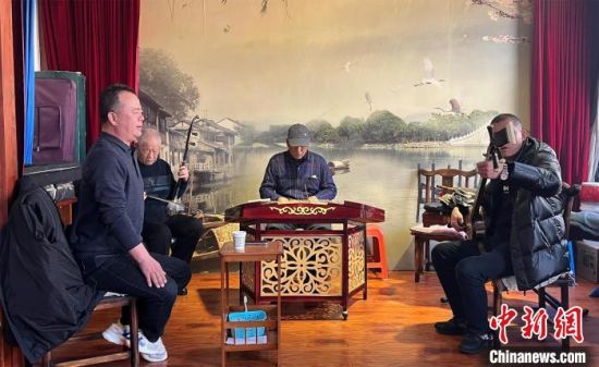 圖為蘭州鼓子愛好者在傳習所內(nèi)互相搭檔上臺演出。　張煜曼 攝